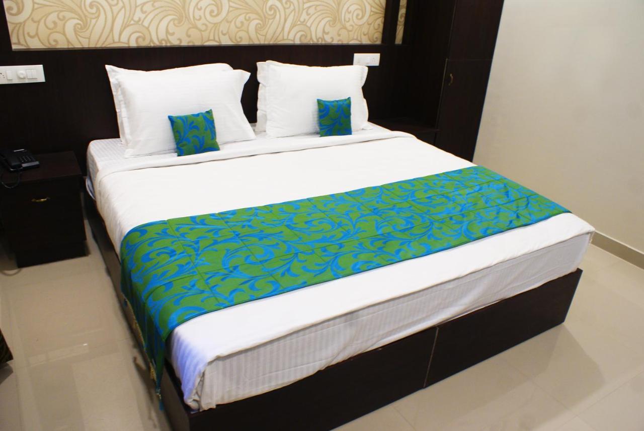 Collection O 8267 Galaxy Inn Kochi Dış mekan fotoğraf