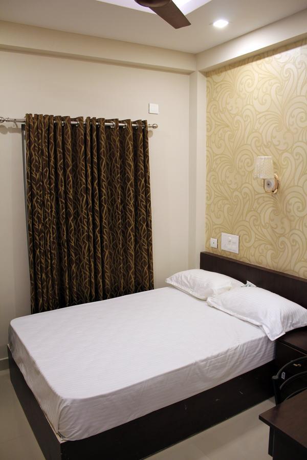 Collection O 8267 Galaxy Inn Kochi Dış mekan fotoğraf