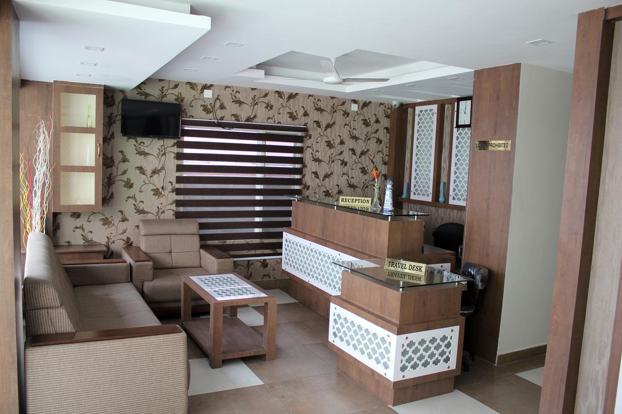 Collection O 8267 Galaxy Inn Kochi Dış mekan fotoğraf